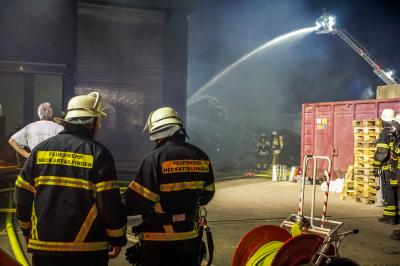 Neckatailfingen: Brand in einem Entsorgungsbetrieb auf ca. 150qm Flaeche